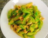 รูปขั้นตอนการทำที่ 4 ของ บวบเหลี่ยมผัดไข่