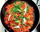 รูปขั้นตอนการทำที่ 2 ของ เต้าหู้กับกิมจิผัด (เต้าหู้กิมจิ) stir fried pork with kimchi and tofu