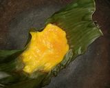 Foto langkah ke 3 dari resep Telur Dadar Daun Pisang.