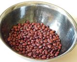 A picture of step 1 of Fig Red azuki beans (Karamani in Tamil) koottu rice.