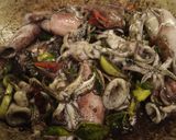 Foto langkah ke 3 dari resep Tumis Cumi Hitam.