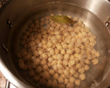 Foto del paso 1 de la receta: Garbanzos con acelgas en salsa de majado de almendras
