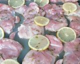 Foto del paso 5 de la receta: Contramuslos al horno con limón y hierbas