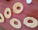 A picture of step 5 of Passion flavored doughnuts.