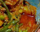 A picture of step 5 of French beans potatoes and peas curry in African style.