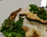 Foto del paso 6 de la receta: Cena ligera de pasta de arroz con kale y portobello