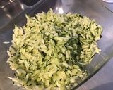 Une image de l'étape 3 de Salade de courgettes râpées,scarole et tagetes (sauce curry).