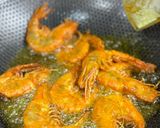 Gambar langkah 2 resipi Udang Goreng Kunyit.