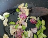Foto langkah ke 2 dari resep Tumis kikil khas Jawa dan Sunda.