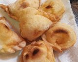Foto del paso 3 de la receta: Empanadas fritas de muzzarella, cebolla y ciruelas
