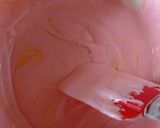 Foto langkah ke 3 dari resep Bolu Pop Ice Strawberry Lembut dan Enak.