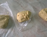 Foto del paso 1 de la receta: Alfajores de maicena de varios colores rellenos con mermelada 