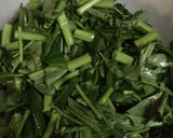Foto langkah ke 1 dari resep Santan Kangkung Tahu Pedas.