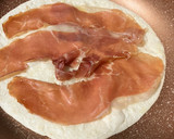 Foto del paso 1 de la receta: Wrap relleno de jamón serrano y huevo frito