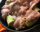 Foto del paso 4 de la receta: Escalopes de pollo al horno con patata calabacín y cebolla