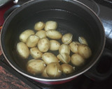 Foto del paso 4 de la receta: Contramuslo de pollo cocido y asado con papas y mojo