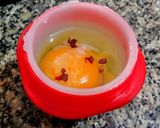 Foto del paso 2 de la receta: HUEVO🥚Relleno en Contenedor...!🍳