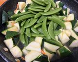 👩🏻‍🍳櫛瓜炒甜豆的食譜步驟2照片