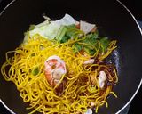 รูปขั้นตอนการทำที่ 5 ของ เส้นเหลืองผัดซีอิ๊วกุ้ง