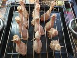 Курячі гомілки на решітці з картоплею в деко