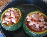 Foto del paso 3 de la receta: Calabacín luna relleno de pisto y pavo