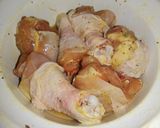 Foto del paso 1 de la receta: Muslo de pollo al ajillo con pasas y pasta de tomate