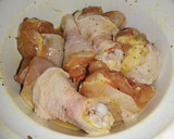 Foto del paso 1 de la receta: Muslo de pollo al ajillo con pasas y pasta de tomate