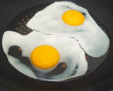 Foto langkah ke 1 dari resep Telur Ceplok Kecap Masak Kilat.