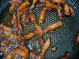 Papas con cheddar y bacon