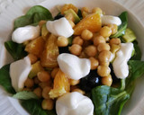 Foto del paso 7 de la receta: Ensalada de garbanzos con aguacate, naranja y bimi