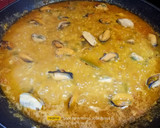 Foto del paso 6 de la receta: Arroz de langostinos y mejillones al aromas de Montilla moriles
