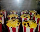 Foto langkah ke 8 dari resep Cheese & Chocolate Chip Cupcakes.