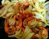 รูปขั้นตอนการทำที่ 3 ของ กุ้งผัดผงกะหรี่