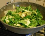 A picture of step 3 of Zucchini noodles with spinach masala curry.