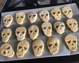 Une image de l'étape 7 de Galettes de maïs « crânes » au parmesan et origan.