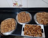 ड्राई फ्रूट्स चिक्की (dry fruits chikki recipe in Hindi) रेसिपी चरण 3 फोटो