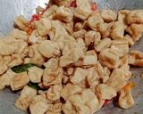 Foto langkah ke 2 dari resep Oseng Tahu Kacang Pepaya.