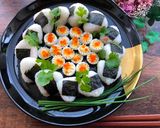 A picture of step 5 of Christmas Onigiri Rice Ball Wreath.