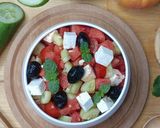 Une image de l'étape 2 de 🌿 Salade grecque (pastèque feta concombre).