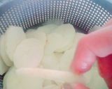 A picture of step 2 of Aloo ke pakore.