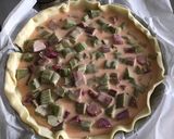Une image de l'étape 4 de Tarte rhubarbe du jardin et pralines roses.