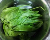 A picture of step 1 of Cucumber and spinach raita.