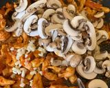 Tejfölös-gombás csirkemell nokedlival recept fázis 3 fotója