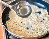 Foto del paso 4 de la receta: 🇮🇹 RISOTTO “ACQUERELLO” con reducción de oporto y praliné de avellanas (Italia)