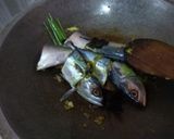 Foto langkah ke 5 dari resep Ikan Kembung Santan Kuning.