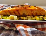 Foto del passaggio 3 della ricetta Salmone grigliato con porri