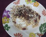 A picture of step 1 of Dates bar with goji Berry and sunflower seeds.