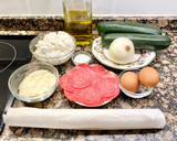 Foto del paso 1 de la receta: Pastel salado de hojaldre con calabacín, requesón y salami