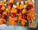 Une image de l'étape 6 de Minis brochettes apéro au saumon, melon, tomates et fromage.