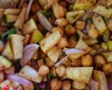 A picture of step 8 of Iftar special layer wali chana chat.
